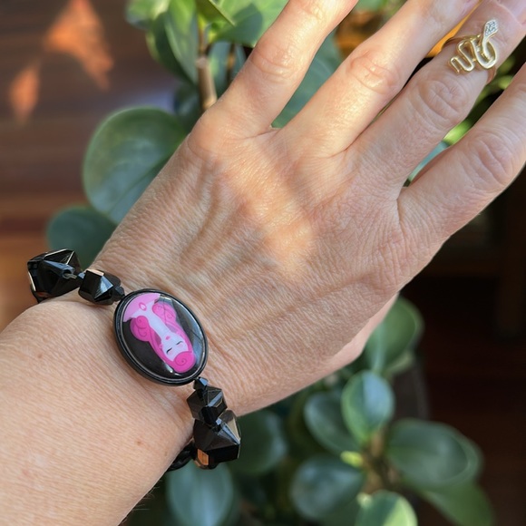 Tarina Tarantino Resin Bead Stretch Cameo Heart Bow Bracelet - Picture 11 of 12